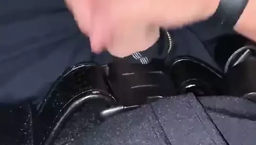 İşten eve gitmeden önce polis arabasında cumming.