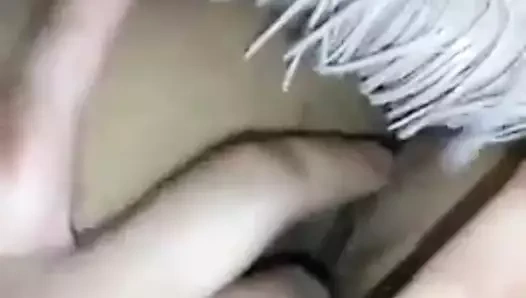 Moni götünü parmaklıyor