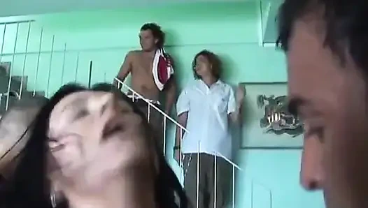 Ateşli kaltak kanepede grup seks yapıyor