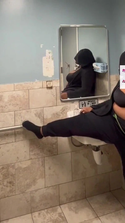 Poison Ivy'nin külotu ıslanıyor! | Klip 3