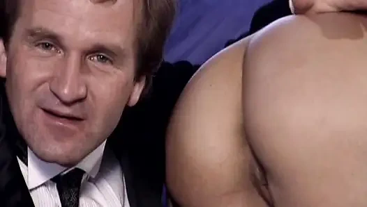 Çarpıcı Alman bayan yarak ve takma yarakla sikiliyor