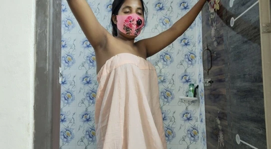 Üvey anne duşta üvey oğlu tarafından büyük yarakla sikişmek istiyor ateşli xxx