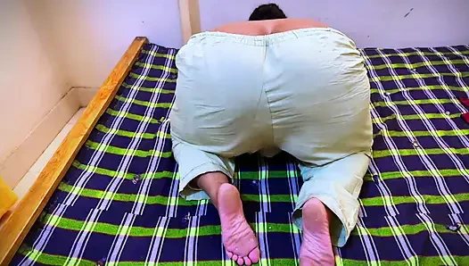 Kolaj kızı azgınken pansiyonda canlı gösteriye başlıyor