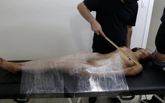 Flavia sakso plastikle sarılmış, Bastinado ve memeli şaplak