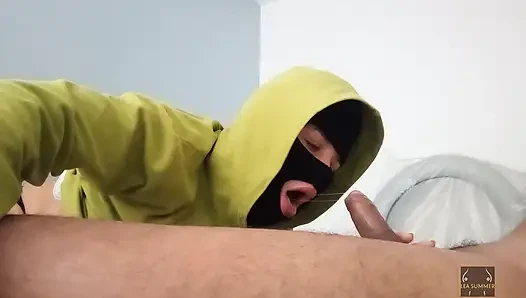 Büyük götlü sürtük yarak emiyor ve büyük yaraklı siyah bir adamın spermini yutuyor