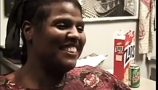 Büyük götlü kalın zenci fahişe beyaz yarağı sıkı amını doldurmayı seviyor