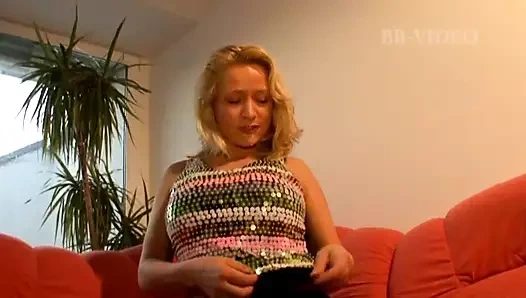 Ateşli Alman orta yaşlı seksi kadın uzun seks oyuncağıyla mastürbasyon yaparken yakalandı - bakış açısı