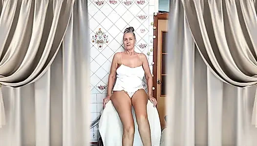 Ateşli ev hanımı Lukerya mutfakta kalçaları ve ayaklarıyla azdırıyor