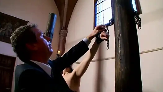 Kırmızı Lateks BDSM Gönderiminde Bağlı Hatunlar