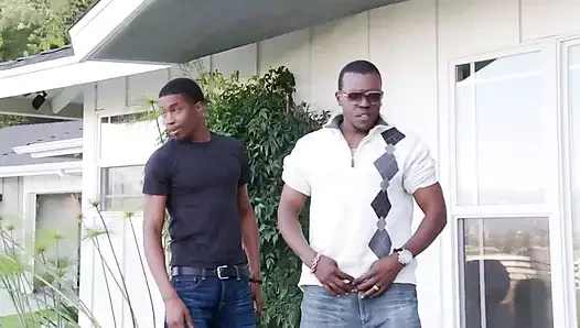 Azgın sarışın bebek iki canavar siyah yarakla sikiliyor