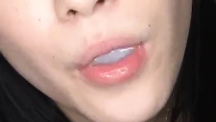 Porno dükkanındaki kız müşterilere iyi bakıyor