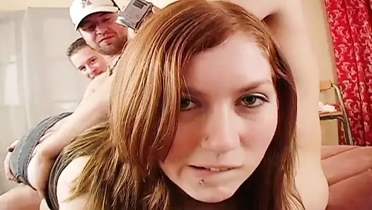 Genç esmer, ikinci bir saplamanın direğini emerken köpek stili becerdin alır