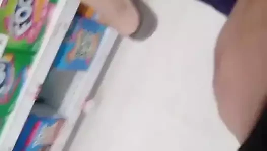 Bakkalda ıslak zonklayan amcığımla oynuyorum