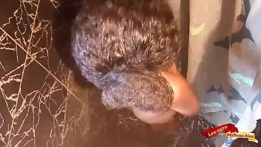 Üvey kızımla duş alıyorum