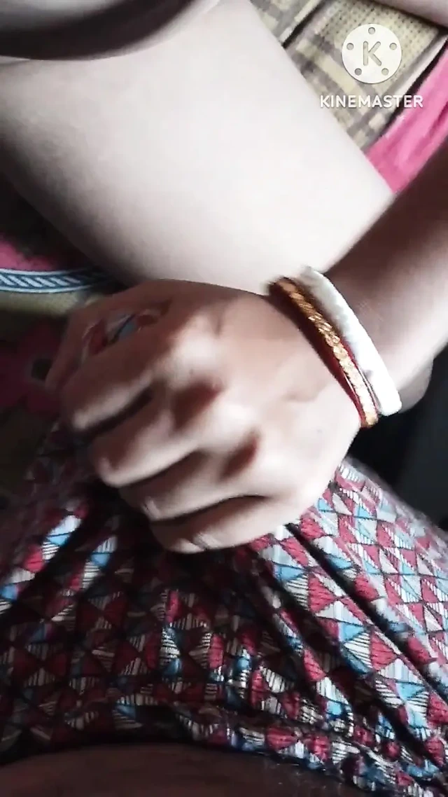 Hintli evli kadın sakso çekiyor ve sikiliyor