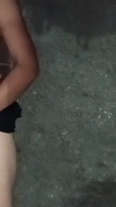 Üvey kız kardeş banyodan sonra göğüslerini bluzunun dışına bastırıyor, parmağını amına sokuyor. | Klip 1
