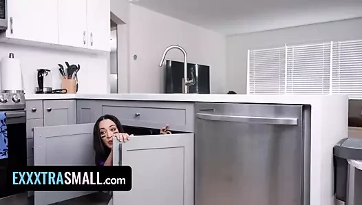 Exxxtra küçük - minyon genç erkek arkadaşını futbol maçı izlerken bozar, onu yatakta onunla uğraşırken bitirdi