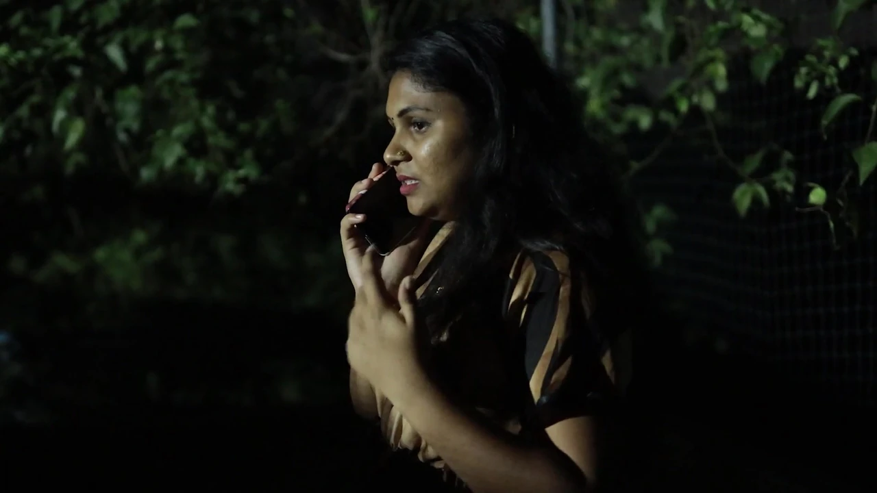 छत रात लड़की दोस्त के साथ चुदाई जबकि उसके माता-पिता घर में नहीं हैं वह अपने बॉय फ्रेंड को बुलाती है और छत में जोरदार चुदाई कर रही है