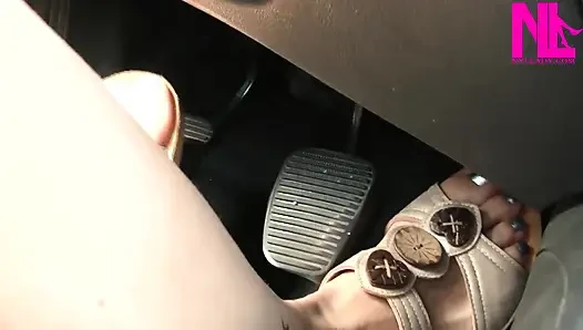 Bej açık ayak toynağı içinde sürüş ve pedal pompalama