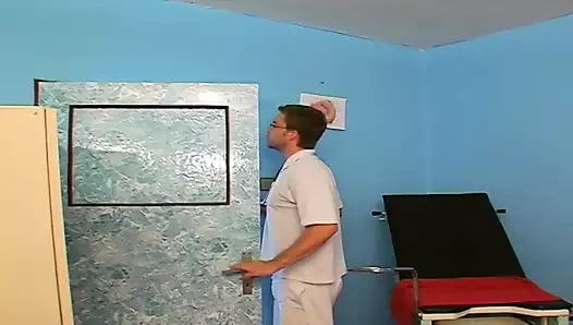 O memnun etmek isteyen bir şanlı Alman genç