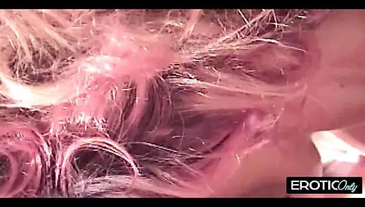 Deutsche MILF zeigt alles im Wohnzimmer