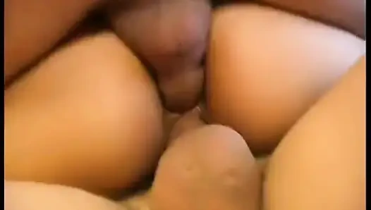 Esmer bir kadın götüne tekmeyi yedirdiğini hayal ediyor.