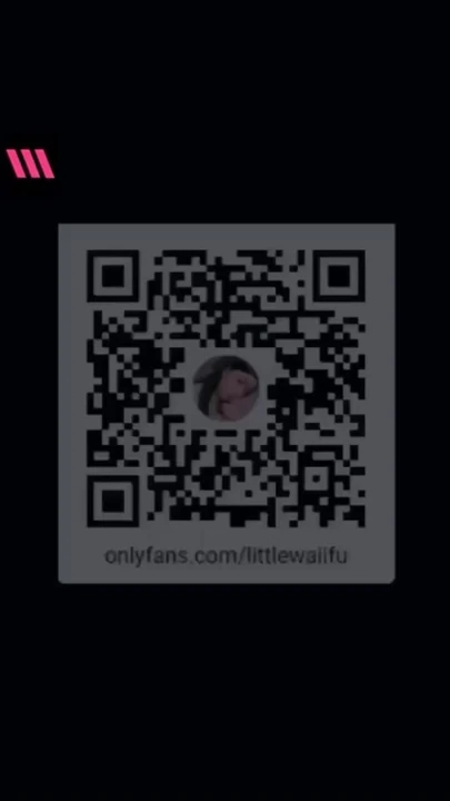 Горячая брюнетка сжимает ее сиськи