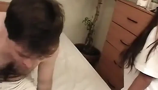 Azgın hasta sakso çektikten sonra seksi hemşireyi sert sikiyor