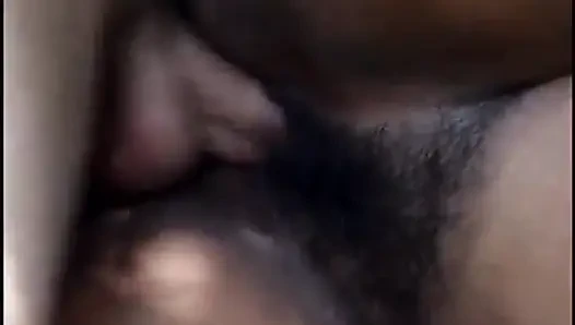 Aşırı kilolu büyük memeli sürtük dışarıda kapakta yarrakla uzanıyor