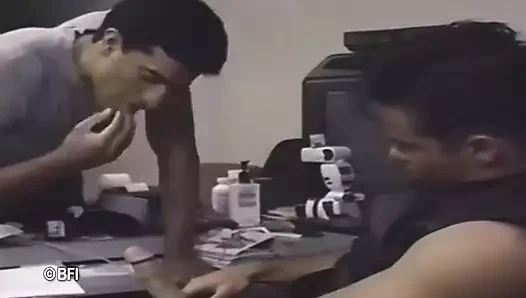 Eşcinsel sporcu büyük yaraklı arkadaşı tarafından prezervatifsiz sikiliyor