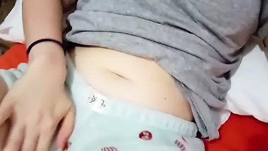 Öğrenci harika bir orgazm olana kadar günde birkaç kez mastürbasyon yapıyor