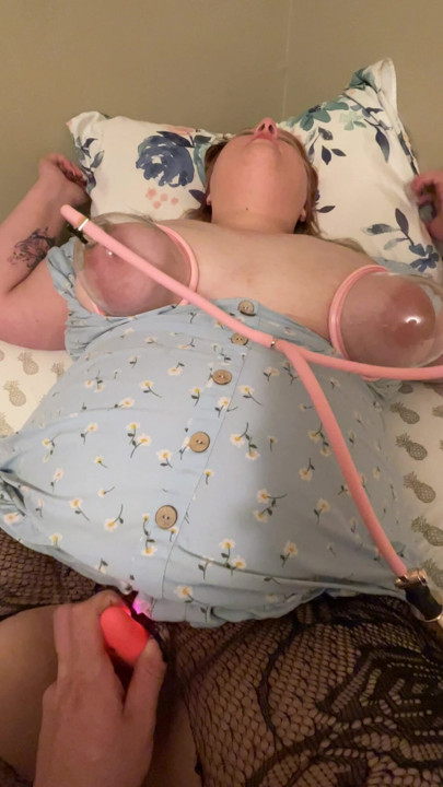 Bbw cums ile çift göğüs pompası