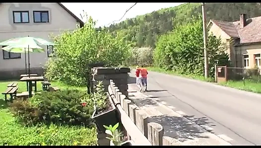 Sevimli sarışın genç kız açık havada çimlerde sikiliyor