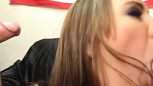 Esmer hatun amcık yiyor ve orgazm olmak için büyük yarak emiyor