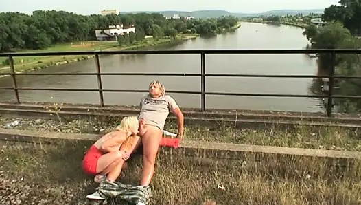 Sarışın kızı sikikleri ve ağzına boşalan