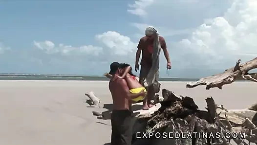 azgın latina alır bir çift penetrasyonu at the plaj