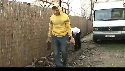 Ateşli genç kız amcık sikişi için iki adama katılıyor