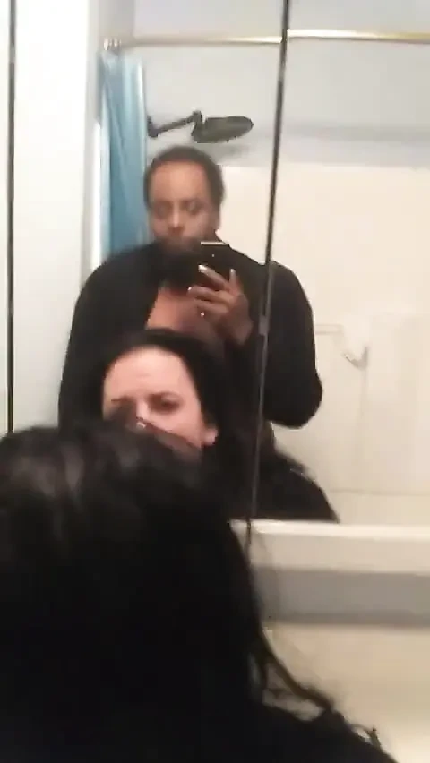 Шлюшка принимает большой черный член в задницу на вечеринке