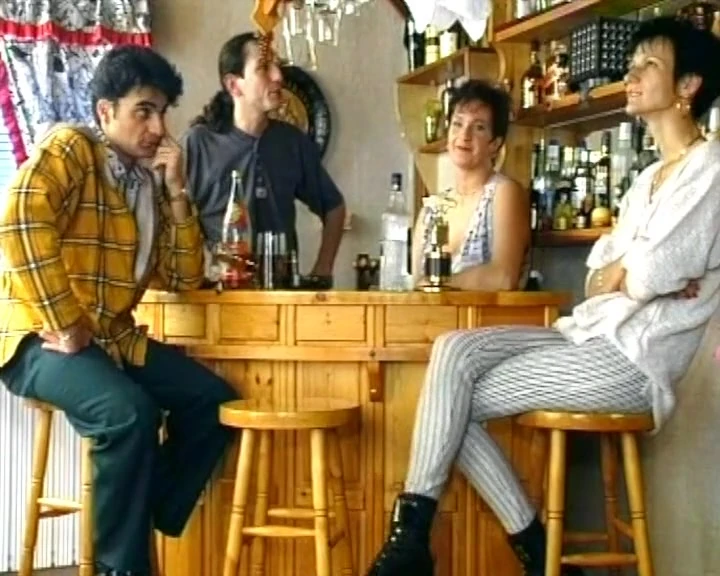 सुडौल जर्मन महिला कुछ ड्रिंक्स के बाद जोरदार चुदाई करती है