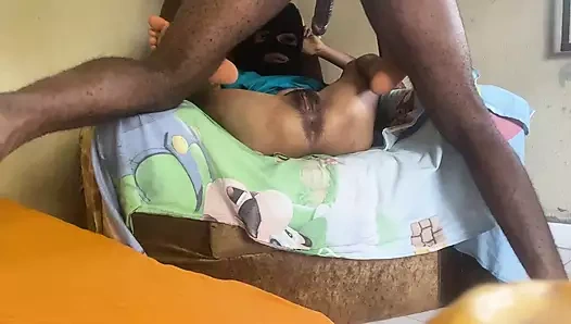 Tatlı genç kız büyük siyah yarakla ırklararası sikişiyor