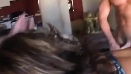 Asyalı ava devine oturma odasında dövmeleriyle sikişiyor