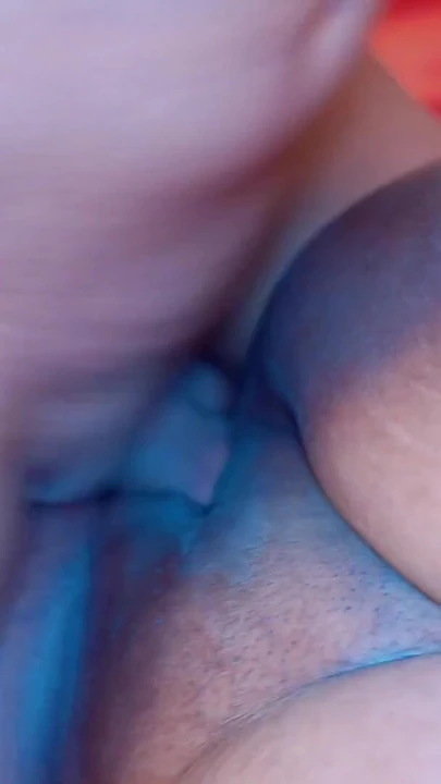 Hintli orta yaşlı seksi kadın cinsel tatmin için amına mastürbasyon yapıyor | Klip 3