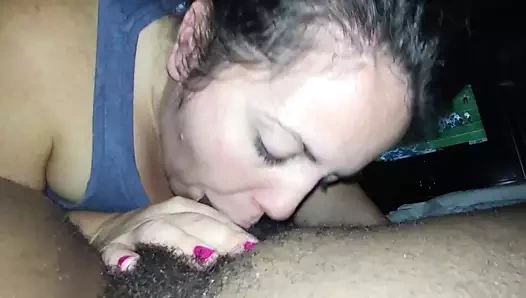 Beyaz kız yaptığı işte iyi