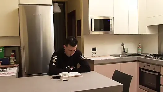 Üvey annenin seninle ilgilenmesine izin ver