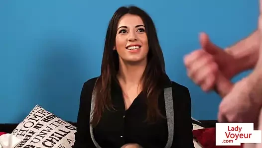 İngiliz cfnm röntgenci kanepeden adam aşağılıyor