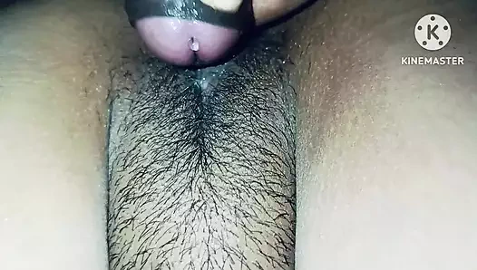 Kalın götlü Hintli üvey anne büyük yaraklı genç adamlara binmeyi seviyor