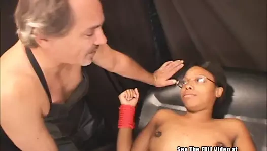 Sevimli siyah genç whacko bdsm doktorla tanışır