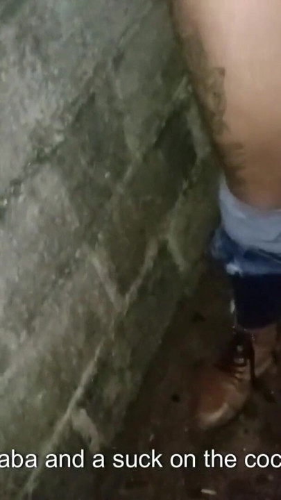 Çift işiyor ve herkesin içinde kilise arkasında seks yapıyor | Klip 3