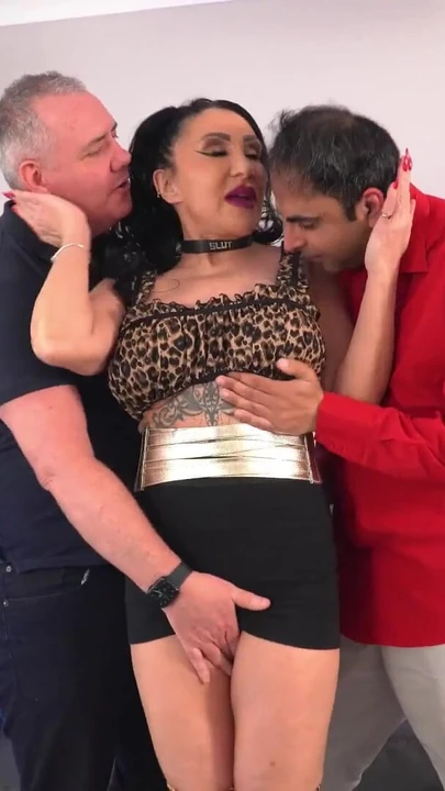 Захватывающий момент из "Тройничка друзей и двойное проникновение местной британской милфы-шлюшки"