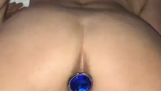 Milf popo fişi ve sihirli değnek ile mastürbasyon yapıyor